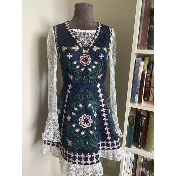 💙 Comino Couture Embroidered Lace Dress - Picture 16 of 16